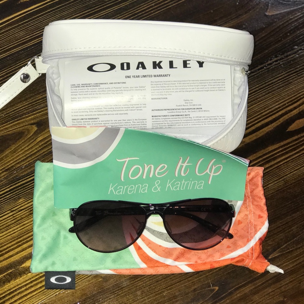Oakley sunglasses “Tie Breaker” like new condition